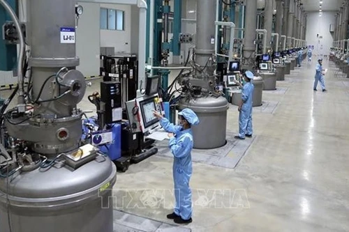 Производственная линия материалов для солнечных батарей на предприятии JA Solar Vietnam Co., Ltd., инвестированном Гонконгом (Китай), расположенном в промышленном парке Куангчау провинции Бакнинь. Фото: ВИА