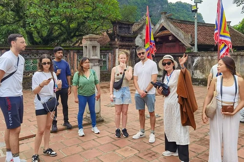 Иностранные туристы осматривают исторический памятник — храм королей Динь и Ле в древней столице Хоалы (провинция Ниньбинь). Фото: ВИА