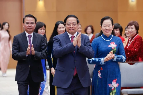 Премьер-министр Фам Минь Тьинь встречается с представителями женщин-лидеров и женщин-менеджеров центральных органов. Фото: VGP