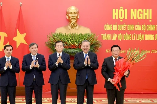 Генеральный секретарь ЦК КПВ То Лам вручает решение о создании Центрального теоретического совета. Фото: Данг Кхоа