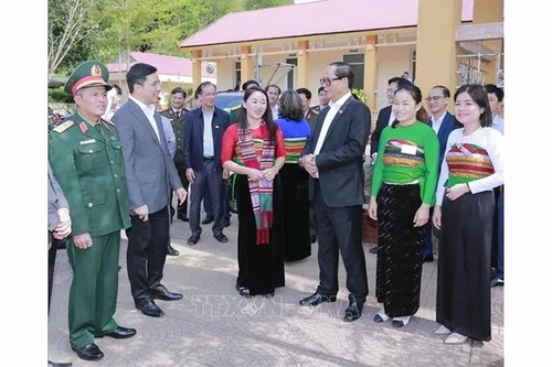 Заместитель Председателя НС Чан Куанг Фыонг и рабочая делегация проверяют условия, обеспечивающие обслуживание избирателей на 10-м избирательном участке деревни Тантхань (коммуна Пулуонг). Фото: ВИА