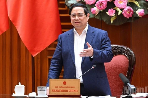 Премьер-министр Фам Минь Тьинь выступает на мероприятии. 
