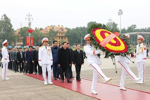Делегация сектора внутренних дел Партии посещает Мавзолей Хо Ши Мина. Фото: Данг Фыок