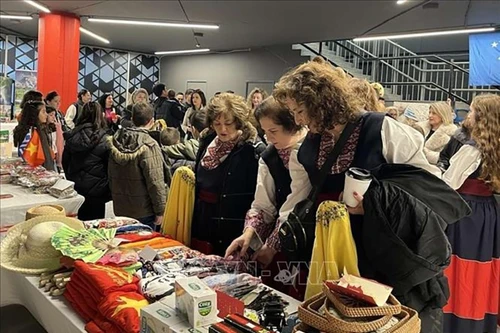 Греческие туристы посещают вьетнамский стенд Вьетнама. Фото: ВИА