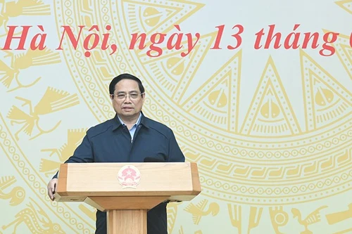 Премьер-министр Фам Минь Тьинь выступает на заседании. Фото: Чан Хай