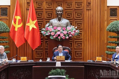 Премьер-министр Фам Минь Тьинь выступает на заседании. Фото: Чан Хай