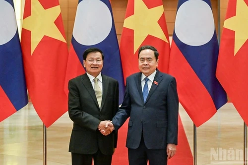 Председатель НС Чан Тхань Ман и Генеральный секретарь ЦК НРПЛ, Президент Лаоса Тхонглун Сисулит. Фото: Зюи Линь