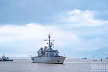 Французский крейсер Prairial прибывает в порт Тиенша, город Дананг.