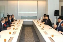 Делегация Союза журналистов Вьетнама проводит рабочую встречу с представителями газеты Hankook Ilbo в штаб-квартире издания. (Фото: ВИА)