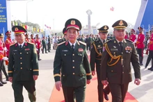 Генерал армии Тиа Сеиа (первый справа), заместитель премьер-министра, министр национальной обороны, и делегация Королевства Камбоджа встречает генерала армии Фан Ван Жанга (второй справа), министра национальной обороны Вьетнама, и вьетнамскую делегацию в международном пункте пропуска Бавет (Камбоджа). (Фото: ВИА)