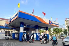 Жители покупают топливо. (Фото: ВИА)