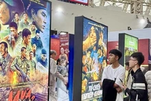 Посетители с интересом знакомятся с киноразделом на Осенней ярмарке (Фото: ВИА)