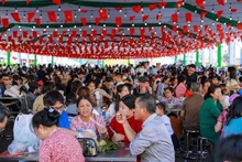 Гастрономическое пространство «Осенние деликатесы» привлекает множество посетителей, пришедших насладиться разнообразием вьетнамской кухни. (Фото: ВИА)