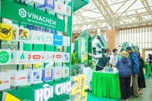 Стенд электронной торговой площадки Vinachem Mart — канал продаж, повышающий эффективность дистрибуции и удобный доступ клиентов внутри страны и за рубежом для продукции вьетнамской химической отрасли. (Фото: ВИА)