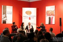 Поэт Нгуен Куанг Тхиеу и поэт Мурад Садани беседуют о двух книгах. (Фото: Кхиеу Минь)