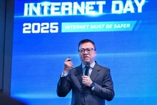 Товарищ Ле Куок Минь представляет доклад «Журналистика и доверие общественности». (Фото: Чан Тхань Дат)