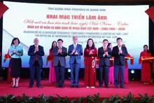 Представители сторон перерезают ленту в знак открытия выставки.