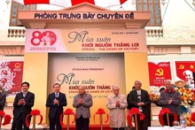 Делегаты перерезают ленточку в знак открытия тематической выставки «Весна – Истоки победы».