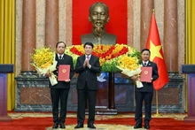 Президент Лыонг Кыонг вручает решения о назначении заместителей председателя Верховного народного суда. (Фото: Тхюи Нгуен)