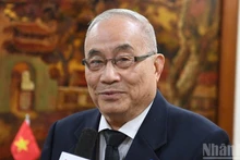 Сенатор Лае Дилоквидхьярат дает интервью корреспонденту газеты «Нянзан». (Фото: Суан Шон)