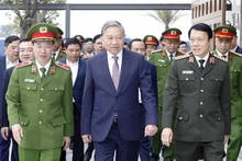 Во второй половине дня 29 декабря 2025 года Генеральный секретарь То Лам посетил и провёл рабочую встречу в Национальном центре данных № 1 (в Высокотехнологичном парке Хоалак, Ханой). (Фото: ВИА)