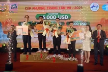 Оргкомитет вручает награды победителям. (Фото: ВИА)