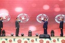 Премьер-министр Фам Минь Тьинь и руководство МИД открывают Базу данных по международным договорам. (Фото: ВИА)