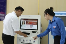 Сотрудники консультируют граждан и направляют их для оформления административных процедур уже в вестибюле Центра обслуживания административных услуг города Хошимина. (Фото: ВИА)