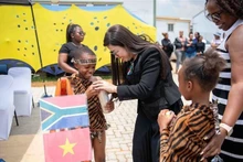 Госпожа Ле Тхи Бик Чан, супруга Премьер-министра Фам Минь Тьиня, посетила район Тсакане (ЮАР) и передала подарки местным жителям.