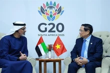 Премьер-министр Фам Минь Тьинь (справа) встречается с наследным принцем Абу-Даби Халедом бин Мохамедом Аль Нахаяном 22 ноября. (Фото: ВИА)