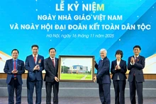 Товарищ До Ван Тьиен вручает Академии памятную фотографию здания Национального собрания. (Фото: Тхюи Нгуен)