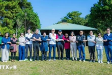 Послы и представители стран АСЕАН в Токио фотографируются на память. (Фото: ВИА)