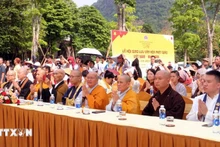 Монахи, буддисты и туристы принимают участие в фестивале. (Фото: ВИА)