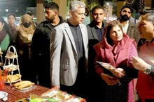 Вьетнамский стенд вызвал интерес у многих пакистанских гостей. (Фото: Посольство Вьетнама в Пакистане)