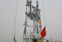 Церемония подъёма флага на корабле 889 «Профессор Гагаринский». (Фото: QĐND)