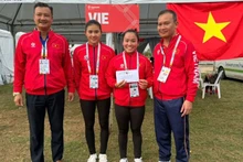 Дуэт Нгуен Тхи Хыонг и Зиеп Тхи Хыонг получает вознаграждение от главы делегации.