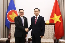 Министр Ле Хоай Чунг принимает Генерального секретаря АСЕАН Као Ким Хорна. (Фото: МИД Вьетнама)