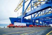 Выполняется погрузка экспортных грузов в порту Лачхуен (город Хайфон). (Фото: Нгуен Винь)