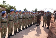 Генерал-лейтенант Мохан Субраманиан посещает Вьетнамский военно-полевой госпиталь 2-го уровня № 7. (Фото: Тиен Фук)