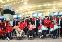 Руководители Управления физической культуры и спорта Вьетнама фотографируется на память с членами делегации.