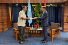 Посол Фам Тхань Бинь вручает верительные грамоты Президенту Микронезии Уэсли У. Симине. (Фото: Посольство Вьетнама в Китае)