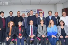 Посол Динь Тоан Тханг подтвердил готовность оказывать поддержку рабочим делегациям и французским предприятиям в продвижении преимуществ и богатого потенциала департамента Восточные Пиренеи. (Фото: Минь Зюи)