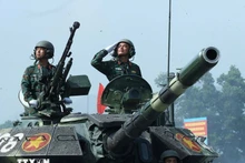 Военнослужащие Вьетнамского бронетанкового вооружения во время репетиции 17 июля в рамках подготовки к параду в честь Национального дня. (Фото: ВИA)