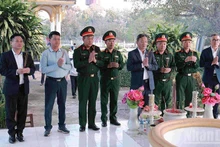 Делегация воскуряет благовония в мемориальном комплексе Союзных войск Лаоса и Вьетнама в провинции Вьентьян. (Фото: Зюи Тоан)