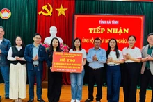 Члены рабочей делегации вручают подарки в помощь нуждающимся семьям в провинции Хатинь.