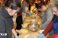 Слушатели учатся заворачивать нем. (Фото: ВИА)