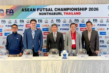 Представители футбольных ассоциаций участвуют в церемонии жеребьевки. (Фото: Федерация футбола Вьетнама)