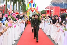 [Фото] Молодые люди столицы с энтузиазмом отправляются на военную службу