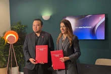 Председатель Ericsson Vietnam Рита Мокбел и заместитель генерального директора Viettel Networks Ле Куанг Хиеу на церемонии подписания меморандума.