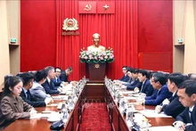 Генерал армии Лыонг Там Куанг принимает господина Керри Персона. (Фото: ВИА)